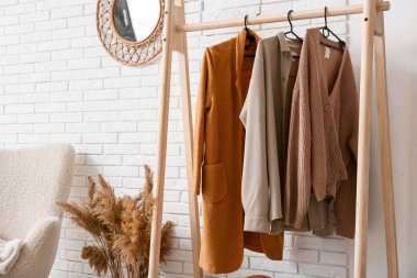 Modern salonun şık iç dekorasyonu ve kalın giysiler.