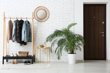 Modern stil koridorun içinde, çiçekli ve sonbahar elbiseli raflı.