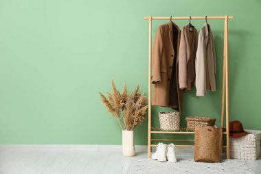 Şık koridor ve rafların modern iç mimarisi.