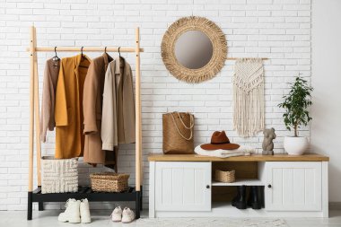 Koridorun içinde şık kıyafetler var.