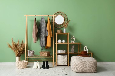 Koridorun iç tarafında şık kıyafetler ve raflarla dolu bir yer var.