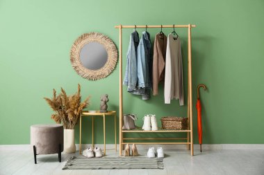 Koridorun iç tarafında şık kıyafetler ve aynalarla dizilin.