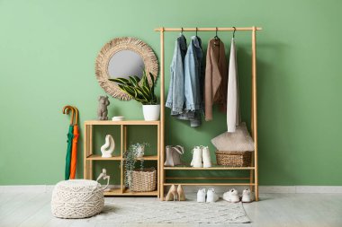 Koridorun iç tarafında şık kıyafetler ve aynalarla dizilin.