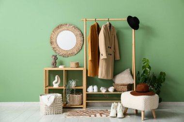 Koridorun iç tarafında şık kıyafetler ve aynalarla dizilin.