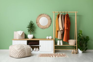 Koridorun iç tarafında şık kıyafetler, ayna ve büfe var.