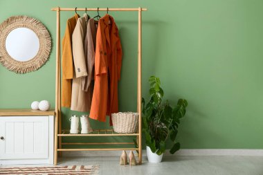 Koridorun iç tarafında şık kıyafetler, ayna ve büfe var.