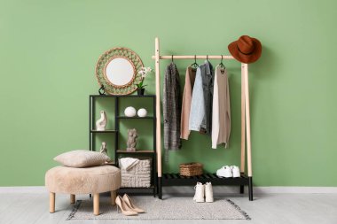 Şık kıyafetler, raflar ve aynalar koridorun iç tarafında.