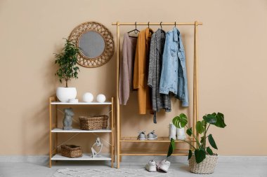 Raflar, raflar kalın giysiler ve aynalar şık koridorun içinde.