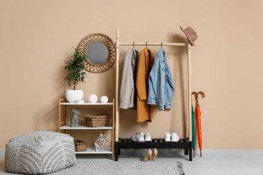 Raflar, raflar kalın giysiler ve aynalar şık koridorun içinde.