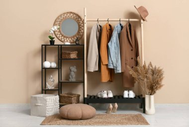 Raflar, raflar kalın giysiler ve aynalar şık koridorun içinde.