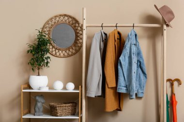 Raflar, raflar kalın giysiler ve aynalar şık koridorun içinde.