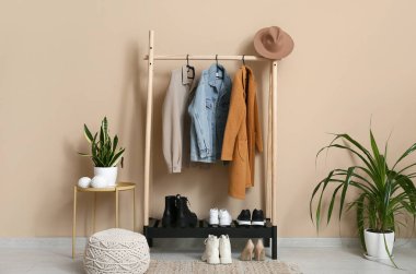 Sonbahar elbiseleriyle doldur ve koridorun iç kısımlarını süsle.