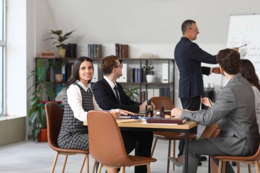 Masada meslektaşlarıyla birlikte çalışan kadın avukat.