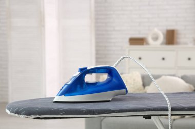 Elektrikli ütü odada.