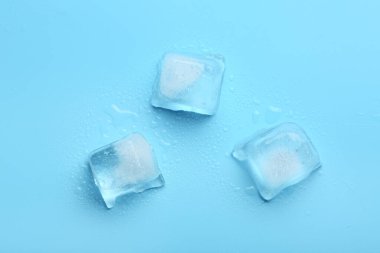 Mavi zemin üzerinde donmuş buz küpleri