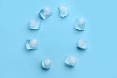 Mavi zemin üzerinde donmuş buz küplerinden yapılmış çerçeve