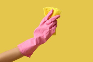 Sarı arka planda bez parçası olan bir kadın. Küf temizleme kavramı