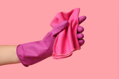 Pembe arka planda bir kadın eli. Küf temizleme kavramı