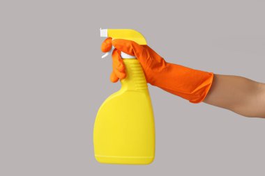 Gri arkaplanda küf çıkarıcı olan kadın eli