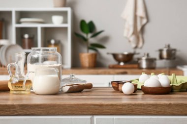 Mutfak tezgahında hamur hazırlamak için gerekli malzeme ve malzemeler.