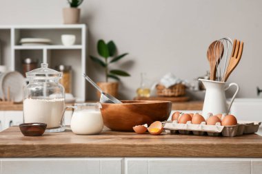 Mutfak tezgahında hamur hazırlamak için gerekli malzeme ve malzemeler.