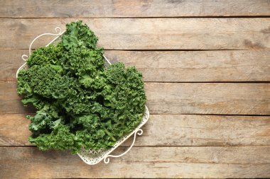 Ahşap zemin üzerinde taze lahana yaprakları olan tepsi