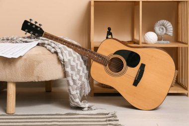 Modern akustik gitar şık bir oturma odasında yerde.