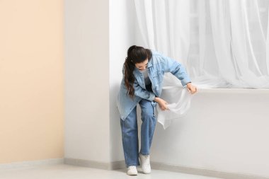 Evde perdenin arkasında küf bulmasına şaşırdım.