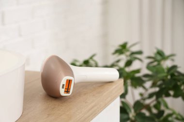 Modern fotoğraf makinesi banyodaki masada, yakın plan.