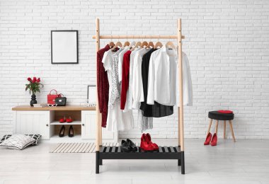 Askısı olan modern şık soyunma odası.