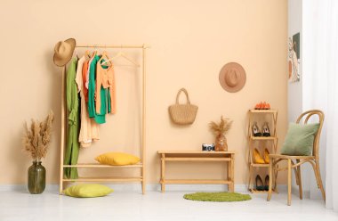 Raflı ve raflı modern soyunma odası.