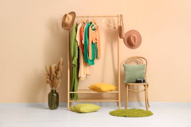 Askısı ve sandalyesi olan modern soyunma odası.