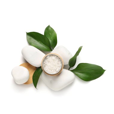 Beyaz arka planda deniz tuzu, spa taşı ve bitki yaprakları kavanozu ile bileşim