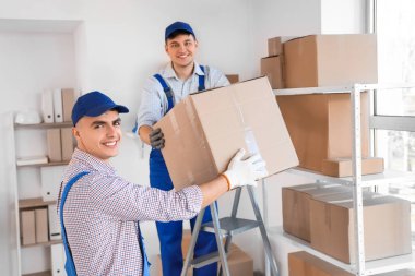 Depoda karton kutulu erkek yükleyiciler