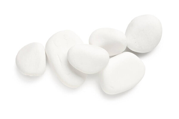 Куча курортных камней на белом фоне