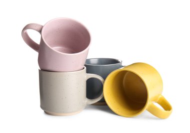 Beyaz arkaplanda izole edilmiş farklı seramik kupalar kümesi