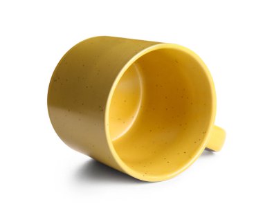 Beyaz arkaplanda sarı seramik bardak izole