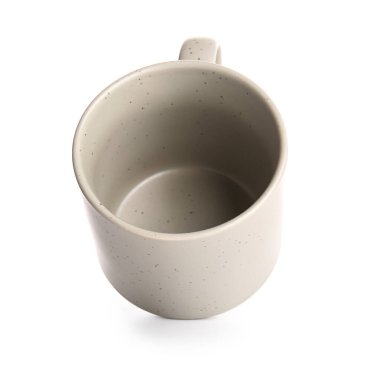 Beyaz arka plan üzerinde izole boş seramik kupa