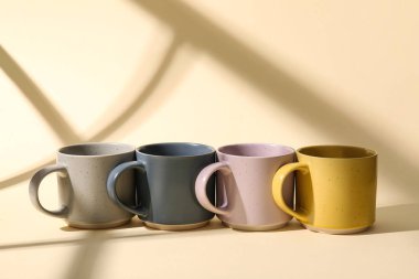 Renkli arka planda seramik bardaklar kümesi