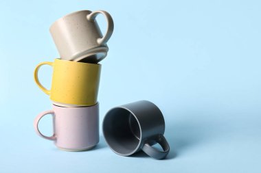 Renkli arkaplanda seramik bardaklar kümesi