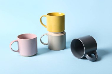 Renkli arkaplanda seramik bardaklar kümesi