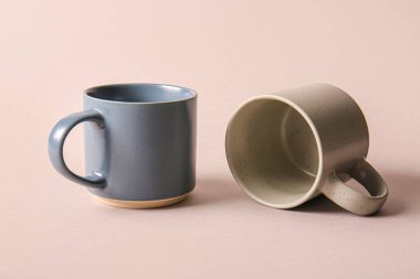 Gri arkaplanda seramik bardaklar