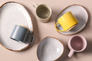 Gri arkaplanda seramik bardaklar ve plakalar