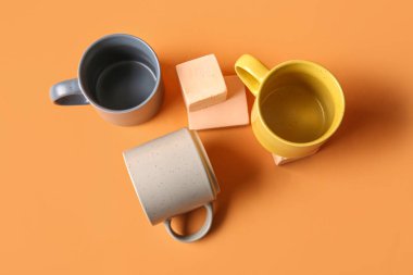 Turuncu zemin bloklu seramik bardaklar, üst görünüm