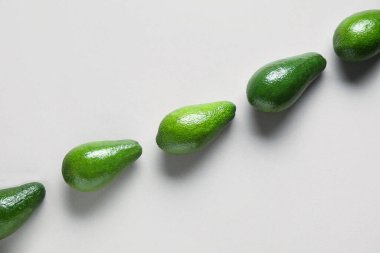 Gri arka planda taze olgun avokado