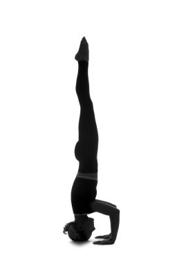 Beyaz arka planda yoga yapan genç bir kadının silueti.