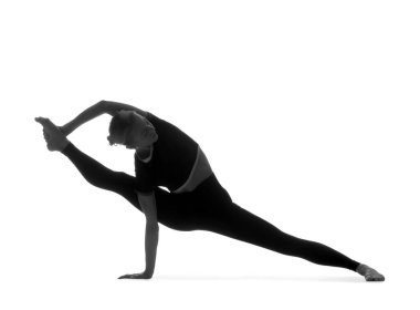 Beyaz arka planda yoga yapan genç bir kadının silueti.