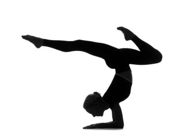 Beyaz arka planda yoga yapan genç bir kadının silueti.