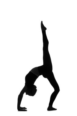 Beyaz arka planda yoga yapan genç bir kadının silueti.