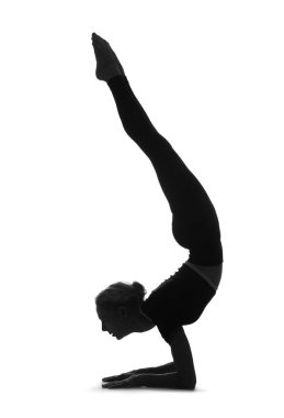 Beyaz arka planda yoga yapan genç bir kadının silueti.